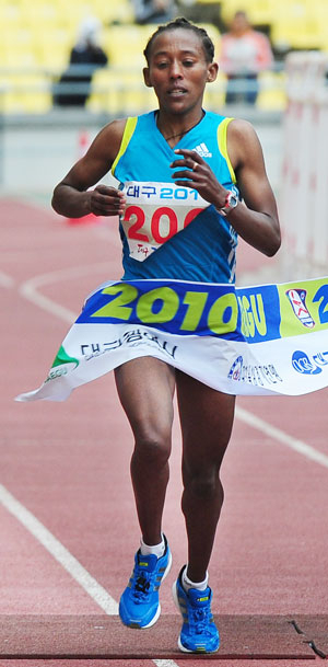 11일 대구스타디움 일원에서 열린 2010 대구국제마라톤대회 여자부에서 우승한 에티오피아의 예시 에세이아스 테셈마가 결승선을 통과하고 있다. 성일권기자 sungig@msnet.co.kr