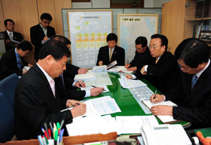 김관용 경상북도지사는 12일 오전 경북도청 구제역 종합상황실을 방문, 인천 강화군에서 발생한 구제역과 관련해 도내 방역추진상황을 점검하고 비상근무 관계자를 격려했다. 경북도 제공