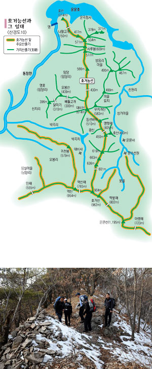 돌무더기기 수북이 쌓인 명탯재. 오랜 세월 숱한 서민들의 애환이 쌓여 온 길목이다.