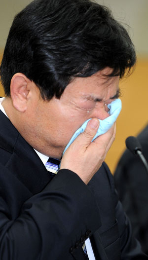 6·2지방선거 공식출마를 선언한 김형렬 대구 수성구청장이 15일 자신의 심경을 토로하며 눈물을 흘리고 있다. 이채근기자 mincho@msnet.co.kr