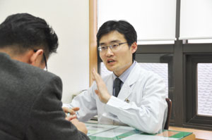 ▲사람을 무서워하는 대인공포증(사회공포증)은 내버려두기에는 너무나 큰 대가를 치러야 하는 질환이다. 사진은 경북대병원 정신과 이승재 교수.