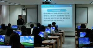 지난달 말 사이버 패트롤 요원으로 임명된 학부모들이 대구교육정보원에서 실무교육을 받고 있다.