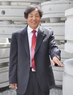▲정광원 대표가 하천 파임 방지용 친환경 블록에 대해 설명하고 있다. 영천·민병곤기자