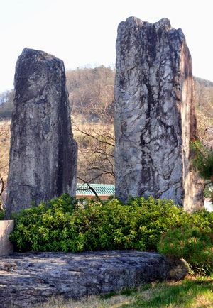 청도군청 마당에 옮겨 세워져 있는 