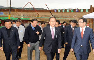 국회 국토해양위원회 소속 국회의원들이 4대강사업 점검차 22일 오후 낙동강 강정보 공사현장을 방문해 현장을 둘러보고 있다. 4대강사업을 반대하는 야당 의원들은 이날 불참했다. 김태형기자 thkim21@msnet.co.kr