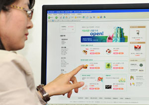 한 여성 직장인이 자신의 컴퓨터에서 네이트온 기프티콘 선물가게에 접속해 직장 동료에게 줄 선물을 고르고 있다.
