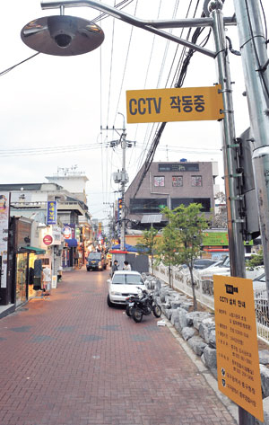 최근 강력범죄가 잇따라 발생하면서 방범용 CCTV 설치가 급증하고 있다. 하지만 전문가들은 CCTV가 만능은 아니며 범죄를 예방할 수 있는 도시 환경 설계가 필요하다고 지적한다. 정운철기자 woon@msnet.co.kr