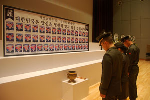 포항특정경비지역사령부 소속 장병들이 천암함 분향소에서 천안함 희생장병들을 추모하고 있다. 해병 1사단 제공
