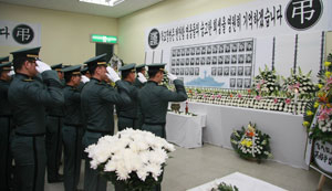 육군3사관학교 생도들이 25일 분향소에서 천안함 희생장병들을 추모하고 있다. 육군3사관학교 제공