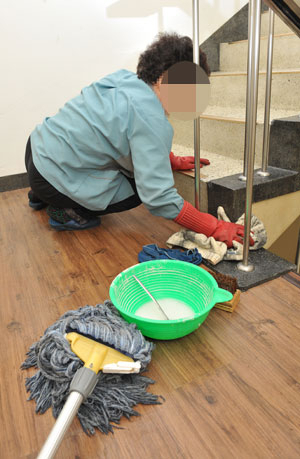 대학 내 환경미화원들이 저임금과 간접고용으로 고통받고 있다. 정운철기자 woon@msnet.co.kr