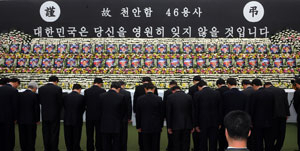 천안함 희생 장병 합동분향소가 전국 16개 광역시·도에 설치된 가운데 25일 오후 2·28기념 중앙공원 합동 분향소를 찾은 김범일 대구시장을 비롯한 간부공무원들이 추모 묵념을 올리고 있다. 장례식은 해군장으로 이날부터 5일간 거행된다. 김태형기자 thkim21@msnet.co.kr