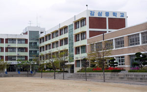 내년 3월 폐교 예정인 대구 달서구 감삼중이 금싸라기 땅으로 인식되면서 각급 교육기관들이 눈독을 들이고 있는 가운데 인근 주민들은 이곳에 있는 도서관의 존치를 바라고 있다. 김태형기자