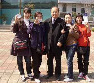 자동차 운전면허증을 딴 상주 모서면에 사는 결혼이주여성들이 면허증 취득에 도움을 준 한성기 목사와 함께 면허증을 선보이며 환하게 웃고 있다.