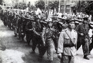 인민군 제105태크여단을 따라 6월 28일 서울 시내로 진입한 인민군 보병. 수도 서울의 함락은 한 도시를 잃었다는 것 이상의 엄청난 정치적, 심리적 무게를 갖는 것이었다.