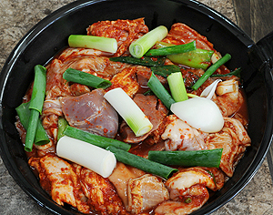 곱창전골은 살코기보다 칼로리가 낮고, 비타민과 철분 등 영양소가 풍부해 최근 건강음식으로 각광받고 있다.