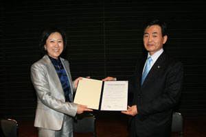이태현 경주시부시장(오른쪽)과 최정임 정동극장장이 업무협약서를 교환하고 있다.