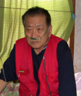진폐 환자 보상금을 조금씩 모아 마련한 6천만원을 천안함 성금으로 기탁한 권석희씨가 입원한 영주 성누가병원에서 호흡장치를 단 채 성금을 내놓은 경위를 설명하고 있다.