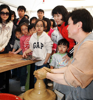 신라도자기축제가 9일까지 경주 황성공원 일원에서 열리고 있다