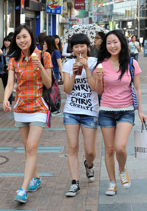 3일 대구지역 낮 최고기온이 29.8℃까지 치솟자 반팔 옷과 반바지 차림의 여성들이 중구 동성로에서 아이스크림과 음료를 마시며 더위를 식히고 있다. 정운철기자 woon@msnet.co.kr