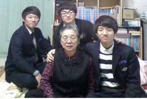 인생 이야기가 담긴 책을 펴낸 것을 계기로 서로 인연을 맺은 김금희 할머니와 선산고교 학생들.