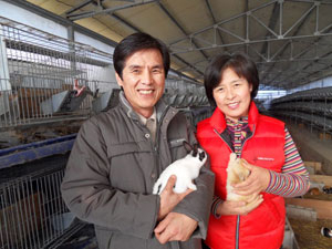 김천시 봉산면 인의2리에서 28년째 애완용 토끼농장을 운영하고 있는 조창현·이명희씨 부부.