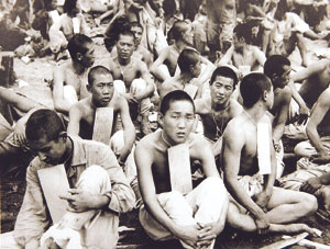 1950년 10월 당시 인적사항이 적힌 목걸이를 걸고 새 옷이 지급되기를 기다리고 있는 북한군 포로들. 연합뉴스 자료사진
