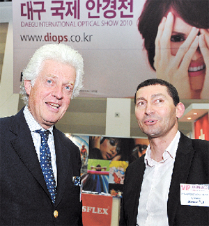 대구국제안경전을 찾은 프랑스 안경제조협회 도미니크 팽통 회장(왼쪽)과 프랑스 쥐라안경협회 제롬 콜랭 회장은 한국 안경에 대한 글로벌 홍보의 필요성을 강조했다. 정운철기자 woon@msnet.co.kr