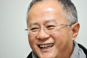 인터뷰 도중 환하게 웃고 있는 송승환 PMC 대표.