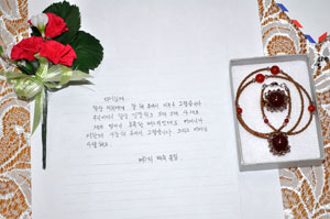 판티베녹씨가 시어머니에게 쓴 감사의 편지와 직접 만든 카네이션과 목걸이. 민병곤기자
