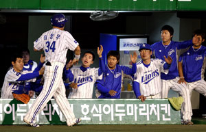 7일 대구시민야구장에서 열린 삼성-SK전. 3회말 1사 2루에서 1타점 우중간 3루타를 치고 진루한 삼성 최형우가 채태인의 내야땅볼 때 홈을 밟은 후 동료들과 환호하고 있다. 삼성 라이온즈 제공