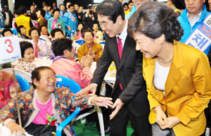 박근혜 전 한나라당 대표가 7일 지역구인 달성군 경로잔치에 참석, 노인들에게 인사를 하고 있다. 성일권기자 sungig@msnet.co.kr