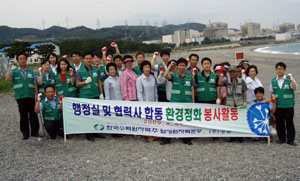 누키봉사대는 인근 지역 환경정화를 위해 매월 환경정화활동을 하고 있다.
