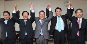 6·2 전국 동시 지방선거 후보자등록 접수 첫날인 13일 오전 대구시선거관리위원회에서 정만진, 유영웅, 우동기, 김선응, 신평 등 후보들이(왼쪽부터) 대구시교육감 후보 등록을 한 뒤 서로의 손을 맞잡고 공명선거를 다짐하고 있다. 정운철기자 woon@msnet.co.kr