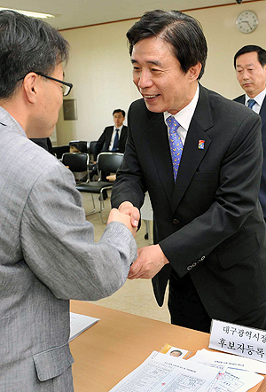 한나라당 김범일 대구시장 후보가 13일 오전 대구시선관위에서 6·2지방선거 후보자등록 접수를 하고 있다. 정운철기자 woon@msnet.co.kr