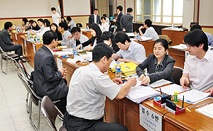 6·2지방선거 후보자 등록 첫날인 13일 오전 대구 수성구 선거관리위원회에서 기초의원에 출마한 후보자들이 후보등록을 하고 있다. 성일권기자 sungig@msnet.co.kr