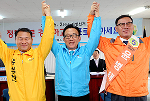 6·2지방선거 후보등록 첫날인 13일 경북도지사 선거에 출마하는 국민참여당 유성찬, 한나라당 김관용, 민주노동당 윤병태(왼쪽부터) 후보가 등록을 마친 뒤 정책선거를 다짐하며 손을 들어보이고 있다. 이채근기자 mincho@msnet.co.kr