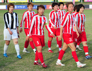 13일 제주 서귀포시 성산국민체육센터 축구장에서 열린 제18회 여왕기 전국축구대회 대학부 풀리그 4차전에서 강원도립대를 1대0으로 물리친 영진전문대 선수들이 그라운드를 나오고 있다. 영진전문대 제공