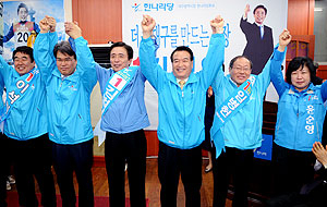 김범일 한나라당 대구시장 후보가 13일 선거사무소 개소식을 갖고 필승을 외치고 있다. 이채근기자