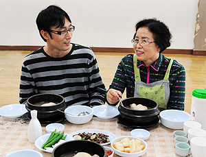정봉순(오른쪽)씨와 아들 최장은씨.