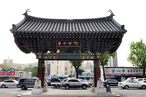 약령시 입구에 있는 약령서문. 약전삼계탕은 약령서문을 거쳐 약전골목으로 가다 보면 도로변에 위치해 있다.