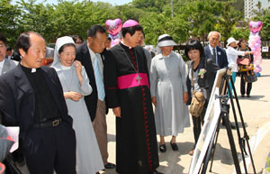 설립 40주년을 맞은 구미 선산읍 성심요양원은 14일 40주년 기념식과 행복한 노후 가족사진전 개막식, 선산마루 어르신 큰 잔치를 각각 열었다. 이창희기자