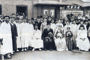 1914년 대구YMCA 건물 앞에서 찍은 신랑·신부의 모습. 모닝코트와 예모, 치마저고리, 면사포, 부케 등에서 의생활의 서구화를 엿볼 수 있다.