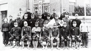 1940년 국민복인 전시 남성복을 착용한 안동금융조합 직원들.