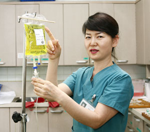 ▲계명대 동산병원 내과 집중치료실 이영옥 책임간호사가 특허를 받은 수액 백의 원리를 설명하고 있다.