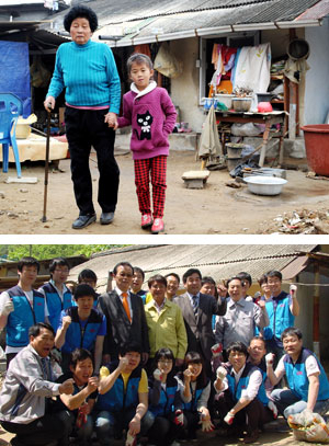 앞이 보이지 않는 최이선 할머니에게는 여덟살 손녀 정하가 눈이나 다름없고, 정하에게는 할머니가 유일한 가족이다. 낡은 시골집에 살며 먹이고 씻기는 것조차 힘든 삶. 할머니는 