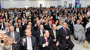 15일 오후 경산시 대평동에서 열린 김관용 한나라당 경북도지사 후보 선거사무소 개소식에 지지자들이 대거 몰려 성황을 이뤘다. 김태형기자 thkim21@msnet.co.kr