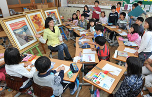 율원초교 4학년 한 학급에서 교사가 명화를 교실로 가져와 학생들과 토론식 수업을 하고 있다.