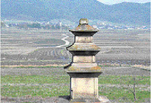 ▲구황리 삼층석탑=석탑 뒤편에 보이는 곳이 한때 서라벌의 