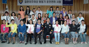 원동기 면허시험에 합격한 성주지역 결혼이주여성들이 합격증을 받고 파이팅을 외치고 있다.