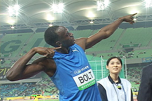 2010 대구국제육상경기대회 남자 100m에서 9초86 으로 우승한 우사인볼트가 특유의 세러머니를 하고 있다. 장성혁기자